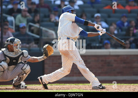 Aprile 5, 2010 - Flushing, New York, Stati Uniti - 05 Aprile 2010: New York Mets center fielder Gary Matthews Jr (19) raddoppia nel settimo inning al Citi Field di Flushing, New York. Il New York Mets è andato a vincere 7-1 sopra la Florida Marlins. .Credito: Alan Maglaque / Southcreek globale di credito (Immagine: © Southcreek globale/ZUMApress.com) Foto Stock