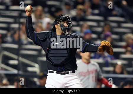 Aprile 9, 2010 - Flushing, New York, Stati Uniti - 09 Aprile 2010: New York Mets catcher Rod Barajas (21) lancia la palla torna a New York Mets a partire lanciatore Mike Pelfrey (34) al Citi Field di Flushing, New York. Il New York Mets sconfitto il Washington cittadini 8-2. .Credito: Alan Maglaque / Southcreek globale di credito (Immagine: © Southcreek globale/ZUMApress.com) Foto Stock