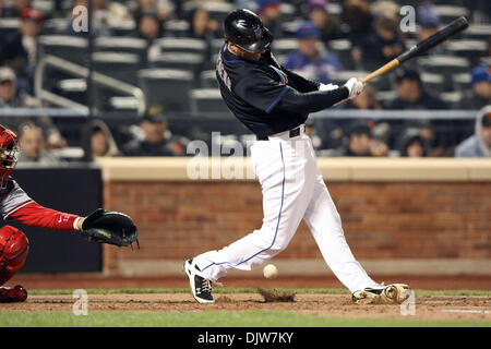 Aprile 9, 2010 - Flushing, New York, Stati Uniti - 09 Aprile 2010: New York Mets diritto fielder Jeff Francoeur (12) falli la sfera nella terza inning al Citi Field di Flushing, New York. Il New York Mets sconfitto il Washington cittadini 8-2. .Credito: Alan Maglaque / Southcreek globale di credito (Immagine: © Southcreek globale/ZUMApress.com) Foto Stock