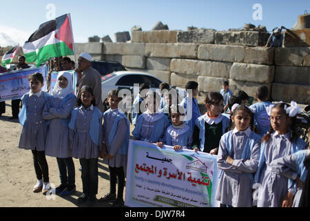 (131130) -- GAZA, nov. 30, 2013 (Xinhua) -- Bambini Palestinesi tenere banner e palestinesi bandiere nazionali nel corso di una protesta contro Israele il blocco marittimo sulla striscia di Gaza in un porto di Gaza City, nov. 30, 2013. (Xinhua/Wissam Nassar) Foto Stock