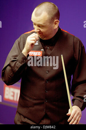 SHEFFIELD, Inghilterra - aprile 19 : Mark Williams del Galles in azione contro Marcus Campbell della Scozia, durante il primo round del Betfred World Snooker Championships al Crucible Theatre di Sheffield, in Inghilterra. (Credito Immagine: © Michael Cullen/Southcreek globale/ZUMApress.com) Foto Stock