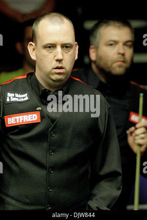 SHEFFIELD, Inghilterra - aprile 19 : Mark Williams del Galles in azione contro Marcus Campbell della Scozia, durante il primo round del Betfred World Snooker Championships al Crucible Theatre di Sheffield, in Inghilterra. (Credito Immagine: © Michael Cullen/Southcreek globale/ZUMApress.com) Foto Stock