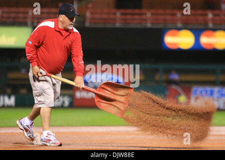 Il Busch Stadium motivi membro di equipaggio versa lo sporco secco sull'infield argilla verso la fine delle due ore e mezza di ritardo di pioggia durante il St. Louis Cardinals partita contro i Cincinnati Reds al Busch Stadium di St Louis, nel Missouri. Il finale è stato 3-2 Cincinnati dopo due ore e mezza di ritardo di pioggia. (Credito Immagine: © David Welker/Southcreek globale/ZUMApress.com) Foto Stock