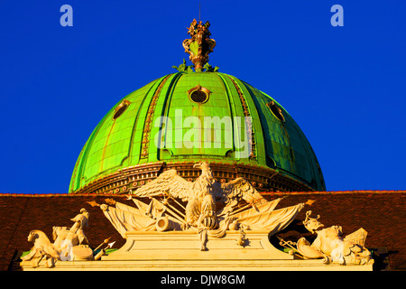 La cupola e la scultura di trionfante Eagle Hofburg Michaelerplatz a Vienna, Austria, Europa Centrale Foto Stock