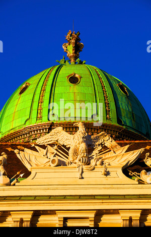 La cupola e la scultura di trionfante Eagle Hofburg Michaelerplatz a Vienna, Austria, Europa Centrale Foto Stock