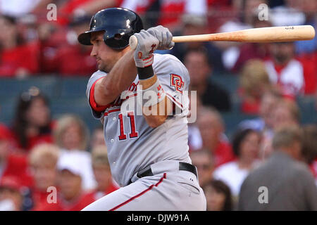 Washington cittadini terzo baseman Ryan Zimmerman (11) colpisce un groundball verso la terza durante il primo inning contro il St. Louis Cardinals al Busch Stadium di St Louis, nel Missouri. (Credito Immagine: © David Welker/Southcreek globale/ZUMApress.com) Foto Stock