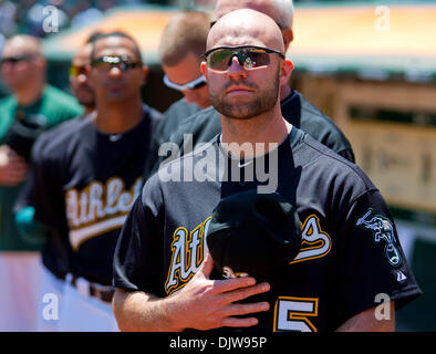 22 maggio 2010: Oakland atletica terzo baseman Kevin Kouzmanoff (5) prima del gioco tra la Oakland A's e i San Francisco Giants al Oakland-Alameda County Coliseum di Oakland CA. La A ha sconfitto i giganti 1-0. (Credito Immagine: © Damon Tarver/Southcreek globale/ZUMApress.com) Foto Stock