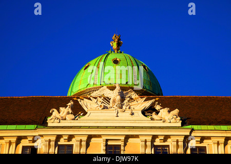 La cupola e la scultura di trionfante Eagle Hofburg Michaelerplatz a Vienna, Austria, Europa Centrale Foto Stock