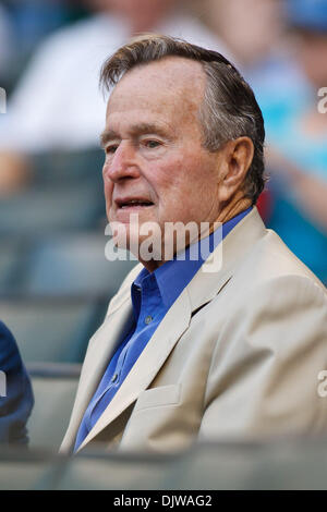 Apr. 28, 2010 - Houston, TX, Stati Uniti d'America - Ex presidente George Bush Sr gode la partita di baseball Aprile 28th, 2010; Cincinnati Reds vs Houston Astro in Minute Maid Park, Houston Texas. L'Astro perso 6-4. (Credito Immagine: © Southcreek globale/ZUMApress.com) Foto Stock