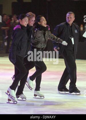 Oct 01, 2010 - Los Angeles, California, Stati Uniti - I pattinatori YUNA KIM e Michelle Kwan in una prova del 2010 tutti che Skate LA, al Staples Center di Los Angeles. (Credito Immagine: © Ringo Chiu/ZUMApress.com) Foto Stock