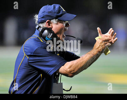 1 ottobre, 2010 - Ft. Lauderdale, FL - Florida, Stati Uniti d'America - Stati Uniti - (trasmissione) fl-BR-piedi-STA-Camden01i -- San Tommaso d Aquino head coach George Smith chiama un timeout durante la seconda metà contro la contea di Camden, GA., la notte di Venerdì, Ottobre 1, 2010. Michael Laughlin, Sun Sentinel (credito Immagine: © Sun-Sentinel/ZUMAPRESS.com) Foto Stock