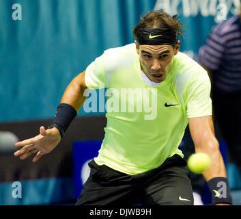 1 ottobre, 2010 - Bangkok, Thailandia - Rafael Nadal di Spagna reagisce mentre competere nel suo quarto di finale di partita contro Mikhail Kukushkin del Kazakistan durante il giorno sette del 2010 ATP Thailandia Open Tennis Tournament corrispondono a IMPACT Arena. (Credito Immagine: © Natthawat Wongrat/ZUMApress.com) Foto Stock