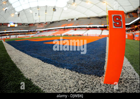 Syracuse, New York, Stati Uniti d'America. 30 Novembre, 2013. Novembre 30, 2013: vista generale di una zona di estremità di marcatore prima di un NCAA Football gioco tra il Boston College Eagles e il Syracuse Orange al Carrier Dome in Syracuse, New York. Ricca Barnes/CSM/Alamy Live News Foto Stock