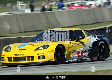 Ottobre 2, 2010 - Braselton, Georgia, Stati Uniti d'America - Corvette Racing Chevrolet Corvette CR6 vince di Road Atlanta durante il XIII 2010 Annuale Petit Le Mans. La Corvette CR6 è stata azionata da Oliver Gavin, Jan Magnussen e Emmanuel Collard. (Credito Immagine: © Everett Davis/Southcreek globale/ZUMApress.com) Foto Stock