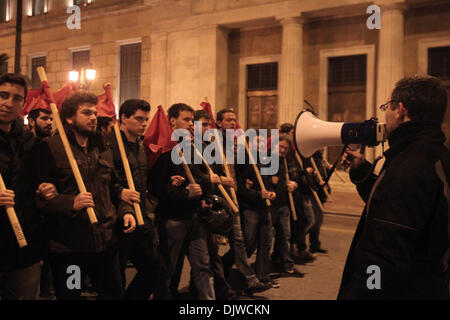 Atene, Grecia. Il 30 novembre 2013. Manifestanti antifasciste gridare slogan durante una manifestazione di protesta come una risposta ad un frequentato dai sostenitori di estrema destra Golden Dawn parte nel centro di Atene, Grecia. Nov. 30, 2013. (Xinhua/Marios Lolos/Alamy Live News) Foto Stock