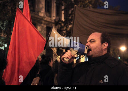 Atene, Grecia. Il 30 novembre 2013. Manifestanti antifasciste gridare slogan durante una manifestazione di protesta come una risposta ad un frequentato dai sostenitori di estrema destra Golden Dawn parte nel centro di Atene, Grecia. Nov. 30, 2013. (Xinhua/Marios Lolos/Alamy Live News) Foto Stock