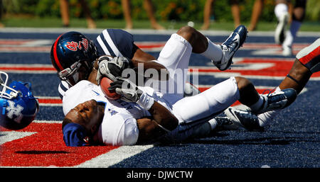 Ottobre 2, 2010 - Oxford, MS, STATI UNITI D'AMERICA - Randall Cobb ha perso il suo casco come ha segnato su un pass da Mike Hartline presto nel secondo trimestre come l'Università di Kentucky ha giocato Ole Miss a Vaught-Hemingway Stadium di Oxford, Sig.ra, Sabato, Ottobre 02, 2010. Questo è il secondo trimestre l'azione. Foto di Charles Bertram | Personale. (Credito Immagine: © Lexington Herald-Leader/ZUMApress.com) Foto Stock