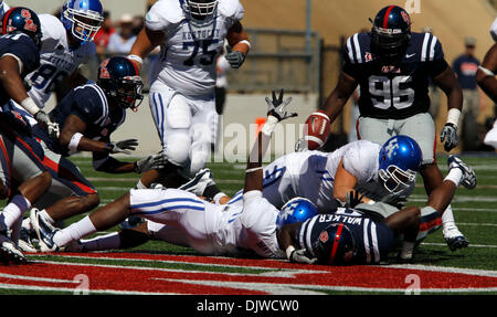 Ottobre 2, 2010 - Oxford, MS, STATI UNITI D'AMERICA - REGNO UNITO il ricevitore Chris Matthews ha raggiunto per il suo fumble dopo la cattura come l'Università di Kentucky ha giocato Ole Miss a Vaught-Hemingway Stadium di Oxford, Sig.ra, Sabato, Ottobre 02, 2010. Questo è il secondo trimestre l'azione. Ole Miss recuperato. Foto di Charles Bertram | Personale. (Credito Immagine: © Lexington Herald-Leader/ZUMApress.com) Foto Stock