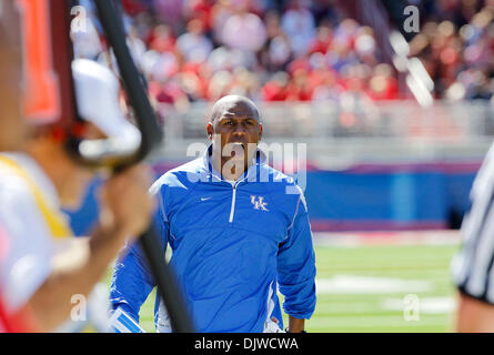 Ottobre 2, 2010 - Oxford, MS, STATI UNITI D'AMERICA - REGNO UNITO Haed Coach Joker Phillips gridò a un funzionario come l'Università di Kentucky ha giocato Ole Miss a Vaught-Hemingway Stadium di Oxford, Sig.ra, Sabato, Ottobre 02, 2010. Questo è il terzo trimestre azione. Ole Miss sconfitto UK 42-35. Foto di Charles Bertram | Personale. (Credito Immagine: © Lexington Herald-Leader/ZUMApress.com) Foto Stock