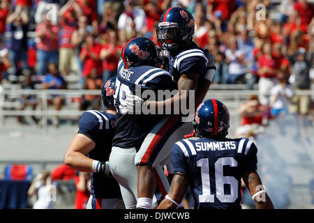 Ottobre 2, 2010 - Oxford, MS, STATI UNITI D'AMERICA - Ole Miss running back Brandon Bolden si è congratulato da Bobby Massie dopo il loro punteggio 4 TD come l'Università di Kentucky ha giocato Ole Miss a Vaught-Hemingway Stadium di Oxford, Sig.ra, Sabato, Ottobre 02, 2010. Questo è il terzo trimestre azione. Ole Miss sconfitto UK 42-35. Foto di Charles Bertram | Personale. (Credito Immagine: © Lexington Herald-Leader/Z Foto Stock