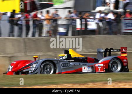 Ottobre 2, 2010 - Braselton, Georgia, Stati Uniti d'America - il n. 7 di Audi Sport Team Joest Audi R15 Diesel 3 finiti nella classe P1 nel 2010 xiii annuale di Petit Le Mans di Road Atlanta. Driver per Audi Sport Team Joest sono Rinaldo Capello, Tom Kristensen e Allan McNish. (Credito Immagine: © Everett Davis/Southcreek globale/ZUMApress.com) Foto Stock