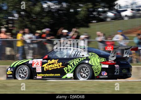 Ottobre 2, 2010 - Braselton, Georgia, Stati Uniti d'America - Alex Job Racing hanno gareggiato al tredicesimo annuale di Petit Le Mans di Road Atlanta nella loro offerta batteria/ Tequila PatrÃ³n sponsorizzato Porsche 911 GT3 Cup auto. Driver della Porsche 911 GT3 Cup auto sono Bill Sweedler, Romeo Kapudija e Jan-Dirk Lueders. (Credito Immagine: © Everett Davis/Southcreek globale/ZUMApress.com) Foto Stock