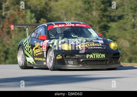 Ottobre 2, 2010 - Braselton, Georgia, Stati Uniti d'America - Alex Job Racing hanno gareggiato al tredicesimo annuale di Petit Le Mans di Road Atlanta nella loro offerta batteria/ Tequila PatrÃ³n sponsorizzato Porsche 911 GT3 Cup auto. Driver della Porsche 911 GT3 Cup auto sono Bill Sweedler, Romeo Kapudija e Jan-Dirk Lueders. (Credito Immagine: © Everett Davis/Southcreek globale/ZUMApress.com) Foto Stock