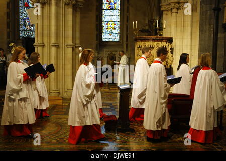 Dublino, Irlanda. Il 30 novembre 2013. Il Coro della Cattedrale di Cristo i processi in Cattedrale. La maggior parte Revd Pat Storey è stata consacrata come Chiesa di Irlanda Vescovo di Meath e Kildare in Dublino è la cattedrale di Christ Church. Credito: Michael Debets/Alamy Live News Foto Stock