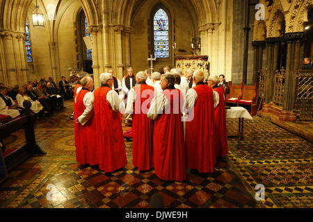 Dublino, Irlanda. Il 30 novembre 2013. La frequentano vescovi circondano il vescovo eletto il Revd Pat piani e i Vescovi consacranti. La maggior parte Revd Pat Storey è stata consacrata come Chiesa di Irlanda Vescovo di Meath e Kildare in Dublino è la cattedrale di Christ Church. Credito: Michael Debets/Alamy Live News Foto Stock