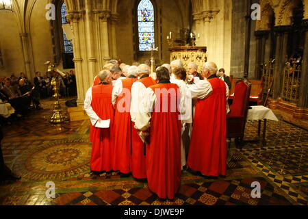 Dublino, Irlanda. Il 30 novembre 2013. La frequentano vescovi circondano il vescovo eletto il Revd Pat piani e i Vescovi consacranti, ponendo le loro mani su di lei a consacrare la sua. La maggior parte Revd Pat Storey è stata consacrata come Chiesa di Irlanda Vescovo di Meath e Kildare in Dublino è la cattedrale di Christ Church. Credito: Michael Debets/Alamy Live News Foto Stock