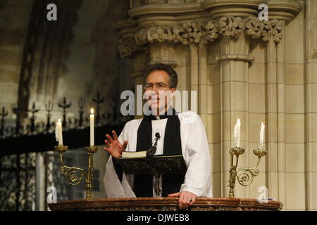 Dublino, Irlanda. Il 30 novembre 2013. Il Revd Nigel Parker, il rettore della parrocchia di San Comgall, Bangor, è il predicatore del servizio di ordinazione. La maggior parte Revd Pat Storey è stata consacrata come Chiesa di Irlanda Vescovo di Meath e Kildare in Dublino è la cattedrale di Christ Church. Credito: Michael Debets/Alamy Live News Foto Stock