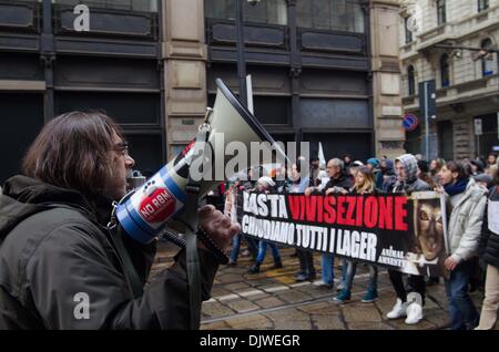 Milano, Italia. 30 Novembre, 2013. Attivisti per i diritti degli animali protesta a Milano contro la vivisezione. Gli attivisti dicono no all'uso degli animali in esperimenti scientifici. Milano, 30 novembre 2013.Foto: Marco Aprile/NurPhoto Credito: Marco Aprile/NurPhoto/ZUMAPRESS.com/Alamy Live News Foto Stock