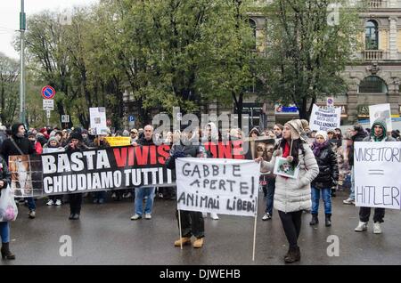 Milano, Italia. 30 Novembre, 2013. Attivisti per i diritti degli animali protesta a Milano contro la vivisezione. Gli attivisti dicono no all'uso degli animali in esperimenti scientifici. Milano, 30 novembre 2013.Foto: Marco Aprile/NurPhoto Credito: Marco Aprile/NurPhoto/ZUMAPRESS.com/Alamy Live News Foto Stock