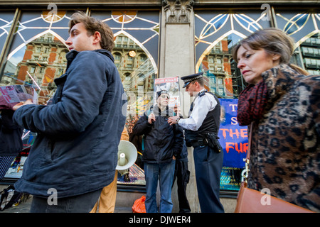 Protesta Anti-Fur al di fuori di Harvey Nichols Department Store di Londra Foto Stock