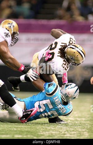 Ott 3, 2010: New Orleans Saints running back Chris avorio (29) combatte per più cantieri durante l'azione di gioco tra New Orleans Saints e Carolina Panthers presso la Louisiana Superdome di New Orleans, in Louisiana. I Santi hanno vinto 16-14. (Credito Immagine: © Donald pagina/Southcreek globale/ZUMApress.com) Foto Stock