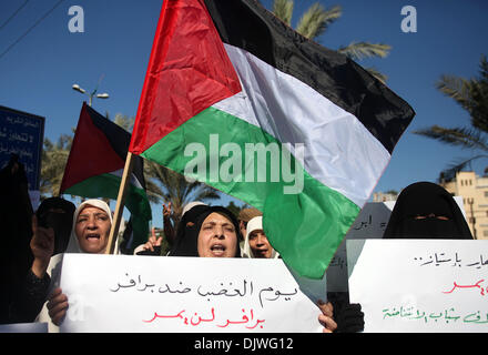 (131130) -- GAZA, nov. 30, 2013 (Xinhua) -- palestinesi di partecipare a una manifestazione di protesta contro il popolo israeliano "piano Prawer' di Gaza City il 9 novembre 30, 2013. "Piano Prawer' è un piano completo approvato dal governo israeliano, uno dei cui obiettivi è quello di trasferire circa 40.000 Beduini israeliani che vivono in ufficialmente villaggi non riconosciuti in tre principali aree di popolazione. (Xinhua/Ayman Nobani) Foto Stock