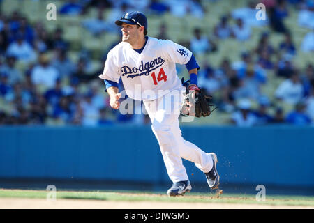 Ottobre 3, 2010 - Los Angeles, California, Stati Uniti d'America - Los Angeles Dodgers shorstop Jamey Carroll (14) rompe verso una sfera di terra nella parte superiore del nono inning, durante l'ultima partita della Major League stagione, tra i Los Angeles Dodgers e l'Arizona Diamondbacks. (Credito Immagine: © Tony Leon/Southcreek globale/ZUMApress.com) Foto Stock