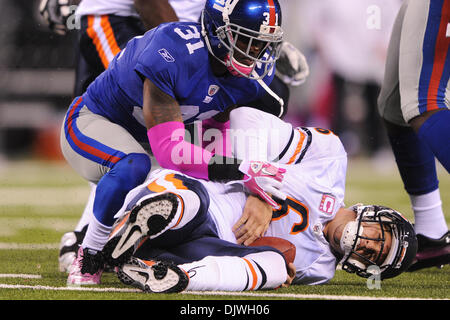 New York Giants cornerback Aaron Ross (31) Sacchi Chicago Bears quarterback Jay Cutler (6) durante la prima metà di NFL di azione tra New York Giants e Chicago Bears al nuovo Meadowlands Stadium di East Rutherford, New Jersey. I Giganti portano gli orsi 3-0 a metà. (Credito Immagine: © sarà Schneekloth/Southcreek globale/ZUMApress.com) Foto Stock