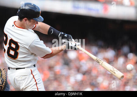 Ottobre 3, 2010 - San Francisco, California, Stati Uniti d'America - San Francisco Giants Buster Posey (28) colpisce un home run. La San Francisco Giants ha sconfitto il San Diego Padres 3-0. (Credito Immagine: © Charles Herskowitz/Southcreek globale/ZUMApress.com) Foto Stock