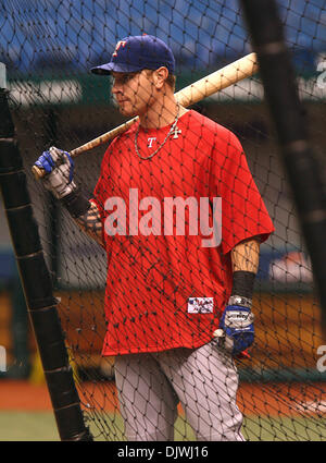 Il 5 ottobre 2010 - San Pietroburgo, FL, Stati Uniti d'America - SP 329120 chiglia raggi SCOTT KEELER.(10/05/2010 ST. Pietroburgo) 13. Texas Rangers outfielder Josh Hamilton attende Batting Practice Martedì af Tropicna campo. L'ex-Ray è noto per la sua colpire l'alimentazione. Foto SCOTT KEELER | Orari (credito Immagine: © San Pietroburgo volte/ZUMApress.com) Foto Stock