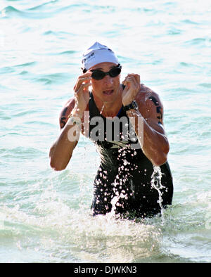 Oct 09, 2010 - Kailua-Kona, Hawaii, Stati Uniti - Un concorrente emerge dalla dura 2.4 miglio nuotare lasciando l'acqua per la fase di biciclette durante il 2010 Ford Ironman a partire dal campionato del mondo Kailua-Kona. (Credito Immagine: © L.E. Baskow/ZUMApress.com) Foto Stock