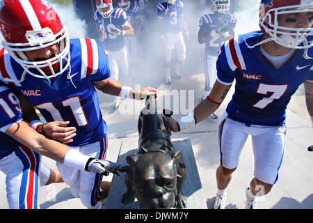 Ott 9, 2010: La Louisiana Tech Bulldogs rub la loro mascotte di bronzo come essi entrano in campo prima di azione di gioco fra la Utah State Aggies e Louisiana Tech Bulldogs a Joe Aillet Stadium di Ruston, Louisiana. Louisiana Tech Lead 17-3 a metà. (Credito Immagine: © Donald pagina/Southcreek globale/ZUMApress.com) Foto Stock