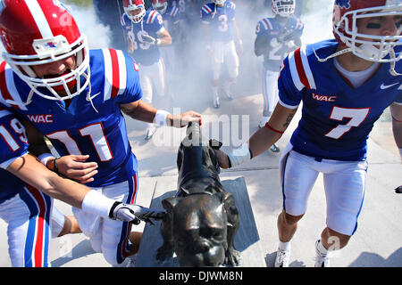 Ott 9, 2010: La Louisiana Tech Bulldogs rub la loro mascotte di bronzo come essi entrano in campo prima di azione di gioco fra la Utah State Aggies e Louisiana Tech Bulldogs a Joe Aillet Stadium di Ruston, Louisiana. Louisiana Tech ha vinto il gioco 24-6. (Credito Immagine: © Donald pagina/Southcreek globale/ZUMApress.com) Foto Stock