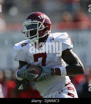 Il 9 ottobre, 2010 - Dekalb, Illinois, Stati Uniti d'America - Tempio di gufi quarterback Chester Stewart (7) esecuzione del calcio. Northern Illinois Huskies sconfitto il tempio di gufi 31 - 17 a Huskie Stadium. (Credito Immagine: © Giovanni Fisher/Southcreek globale/ZUMApress.com) Foto Stock