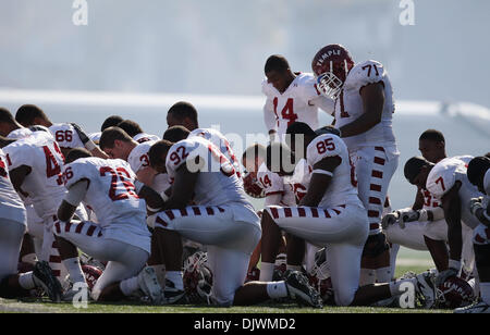 Il 9 ottobre, 2010 - Dekalb, Illinois, Stati Uniti d'America - Tempio di gufi giocatori raccogliere dopo il gioco. Northern Illinois Huskies sconfitto il tempio di gufi 31 - 17 a Huskie Stadium. (Credito Immagine: © Giovanni Fisher/Southcreek globale/ZUMApress.com) Foto Stock