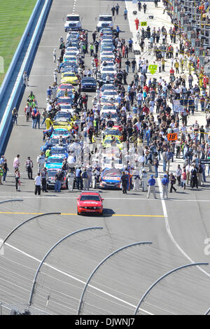 Il 9 ottobre, 2010 - Fontana, in California, Stati Uniti d'America - linea di automobili fino in attesa di iniziare prima la Nationwide Series Camping mondo 300 presso Auto Club Speedway. (Credito Immagine: © Andrew Fielding/Southcreek globale/ZUMApress.com) Foto Stock