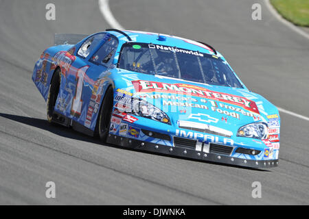 Il 9 ottobre, 2010 - Fontana, in California, Stati Uniti d'America - Ryan Newman in #1 El Monterey Chevrolet durante la Nationwide Series Camping mondo 300 presso Auto Club Speedway. (Credito Immagine: © Andrew Fielding/Southcreek globale/ZUMApress.com) Foto Stock