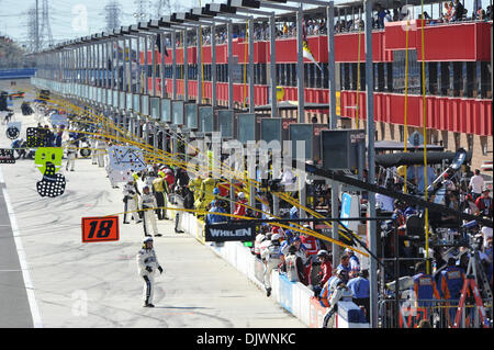 Il 9 ottobre, 2010 - Fontana, in California, Stati Uniti d'America - Pit riga come visto durante la Nationwide Series Camping mondo 300 presso Auto Club Speedway. (Credito Immagine: © Andrew Fielding/Southcreek globale/ZUMApress.com) Foto Stock