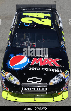 Il 9 ottobre, 2010 - Fontana, in California, Stati Uniti d'America - Sprint Cup driver della serie Jeff Gordon nel Pepsi Max #24 auto tira fuori dal garage e si spegne per un po' di pratica giri durante la Pepsi Max 400 pratica presso l'Auto Club Speedway. (Credito Immagine: © Brandon Parry/Southcreek globale/ZUMApress.com) Foto Stock