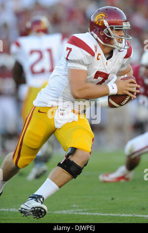 Il 9 ottobre, 2010 - Stanford, in California, Stati Uniti d'America - USC Trojans quarterback Matt Barkley (7) rotola fuori per passare durante il gioco NCAA tra la Stanford Cardinale e l'USC Trojans presso la Stanford Stadium. Le squadre sono legati a 14 al tempo di emisaturazione. (Credito Immagine: © Matt Cohen/Southcreek globale/ZUMApress.com) Foto Stock